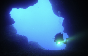 PADI Tieftaucher beim Eingang einer tiefen Höhle